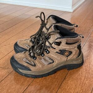 Nevados Cire Mid Height Youth Hiking Boot - Y3